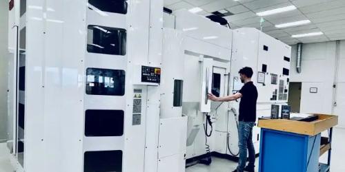 Axxicon neemt H&D Precision over