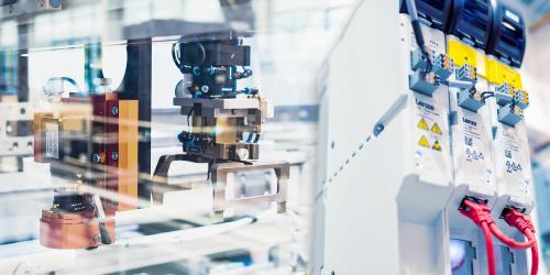 Lenze tilt motion performance naar een hoger niveau met de i750 servo regelaar