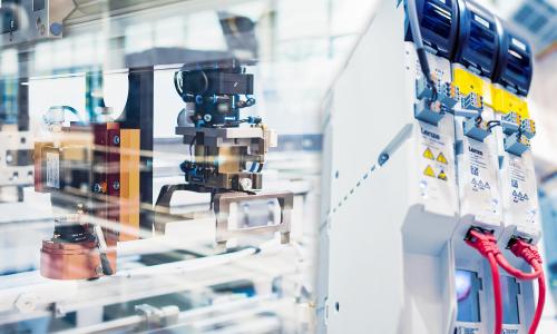 Lenze tilt motion performance naar een hoger niveau met de i750 servo regelaar