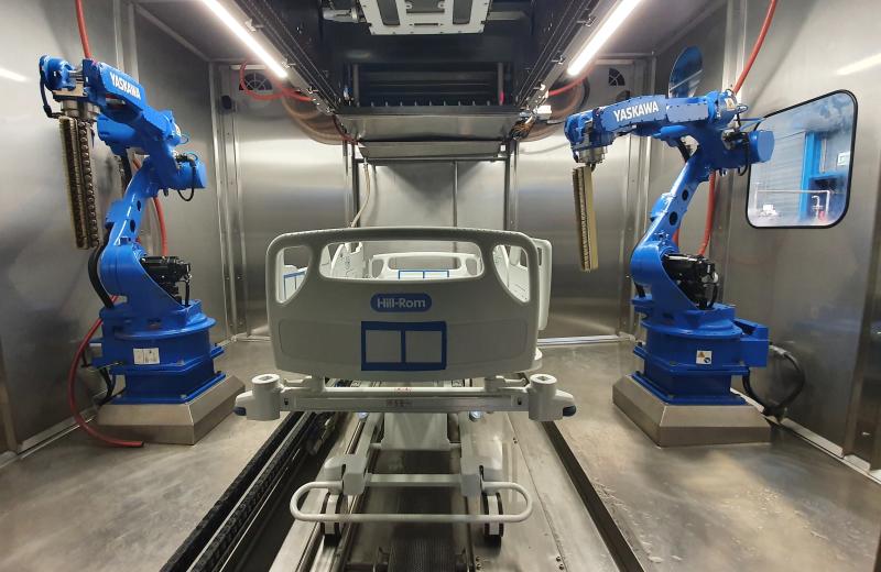 Ziekenhuisbedden reinigen met Yaskawa robots